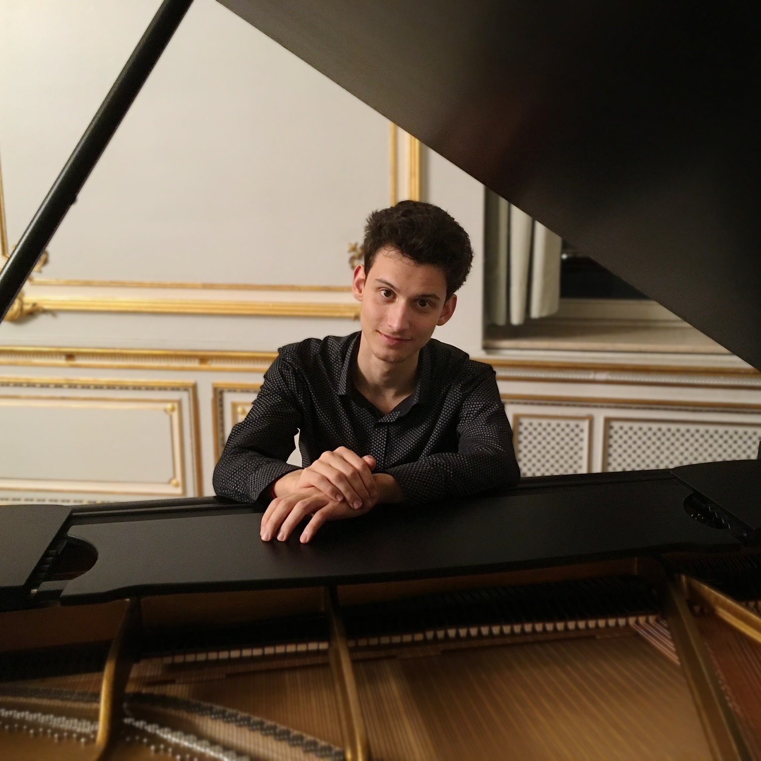 Charlton Fine Arts presents concert pianist Max Mostovetski